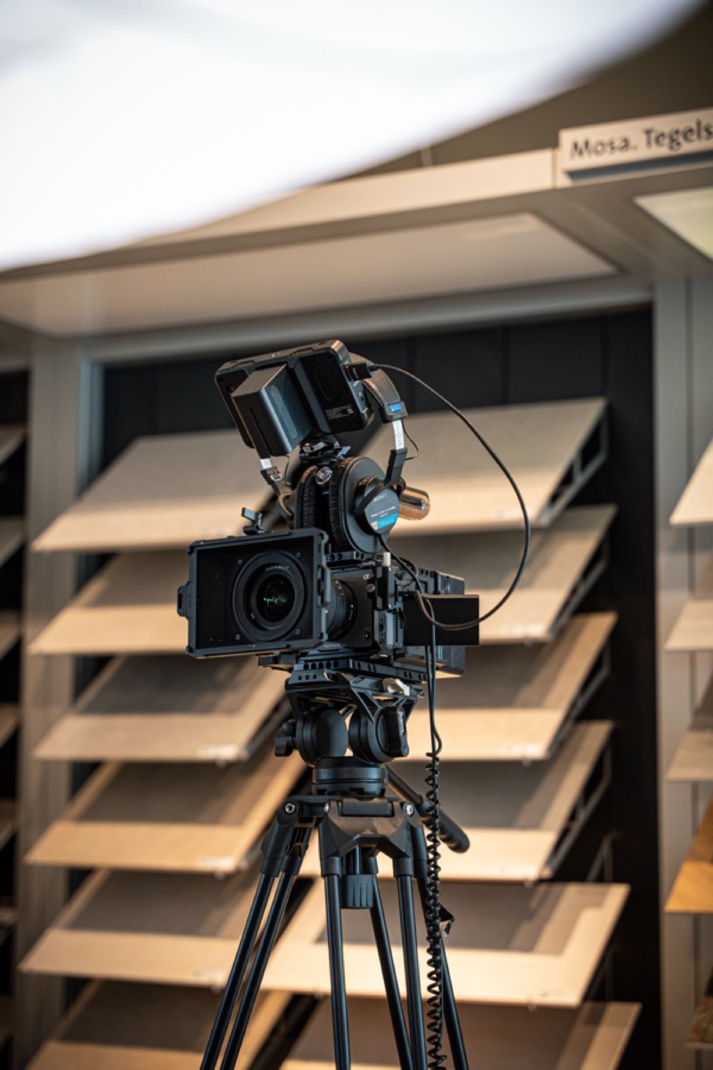 Camera op statief tijdens een opname op locatie