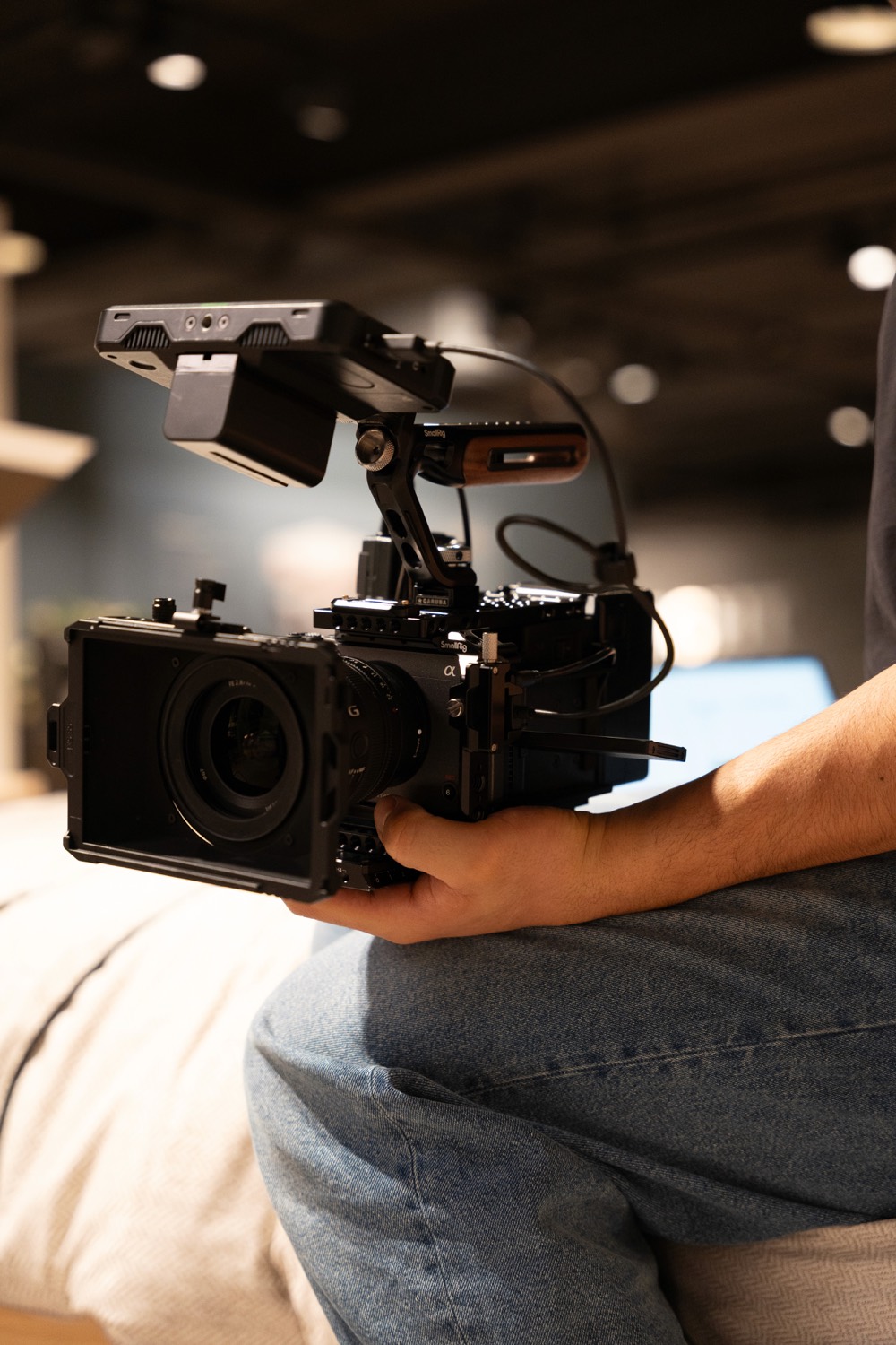 Camera in de hand tijdens een opname